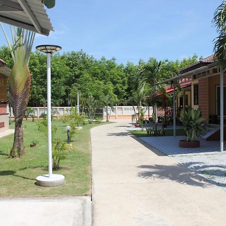 Naluemon Village Fh 1 Rayong Exterior foto